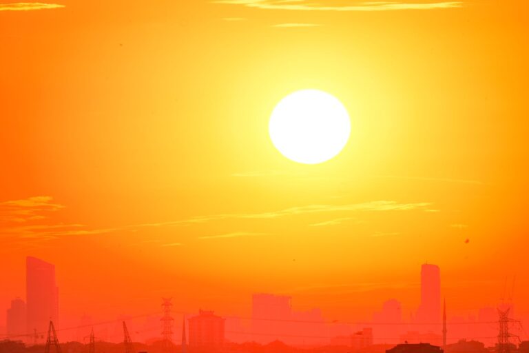 Canicule : 5 764 décès en excès cet été, et ce que change le nouveau registre communal pour les seniors