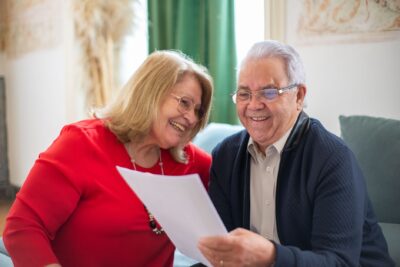Mutuelle senior : vers une hausse de 8 à 8,3 % en 2027 ? Prévisions, surcoût en euros et solutions