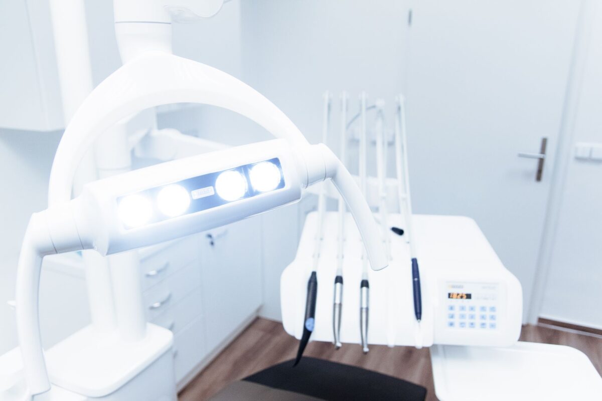 Soins dentaires remboursés à 50 % en 2027 : l'Assurance maladie doit fixer le taux, ce que cela change pour les seniors